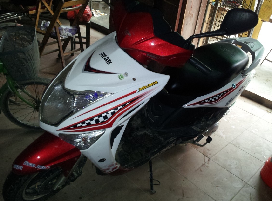 9.9成新雅迪助力车带证件,价格电联(实物图)