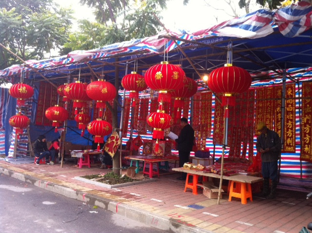 今年北海卖春联的亏大了,朋友在重庆路拿了年货摊位直呼上当