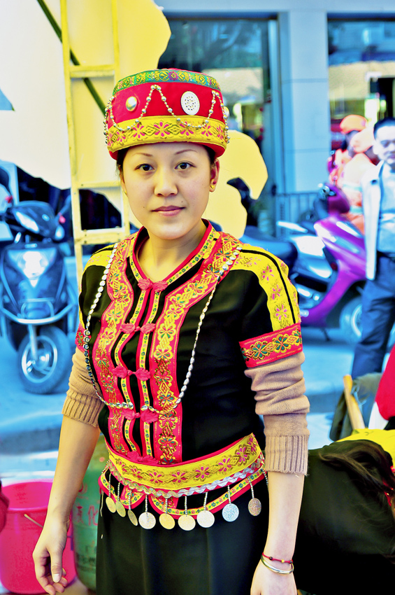 恭城油茶节身穿华丽瑶族服装的瑶族姑娘