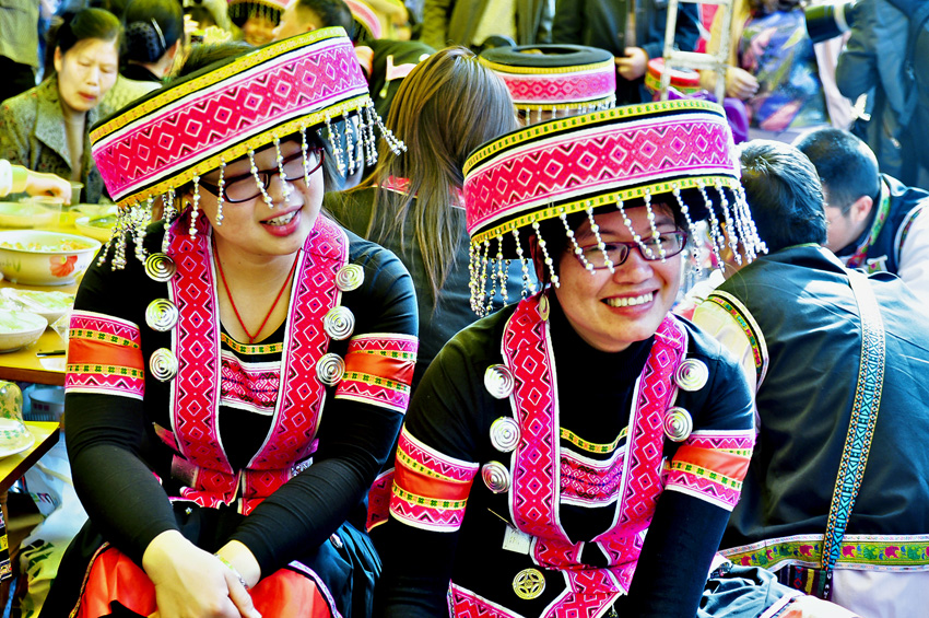 恭城油茶节身穿华丽瑶族服装的瑶族姑娘