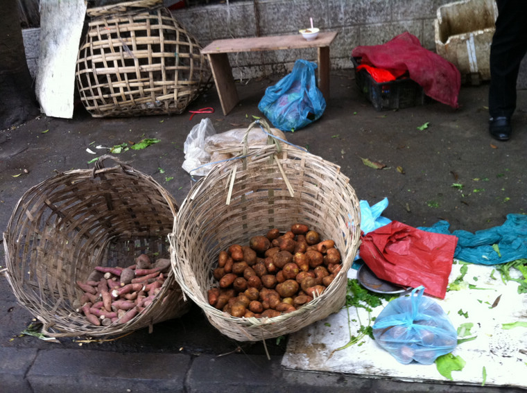 幸福市场鸡蛋摊张姨:重建摊位费过高,我接受唔到(猪肉摊表示可以接受)