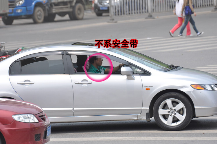 街拍交通违纪北海人开小车没有系安全带的习惯搭客车乘客没带帽习惯