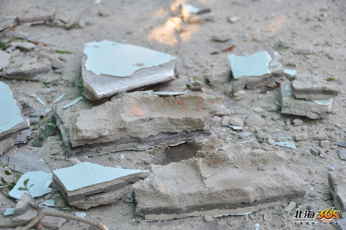 白领公寓4楼外墙水泥块脱落,差点砸到放学回家的三中学生(碎块有1公斤