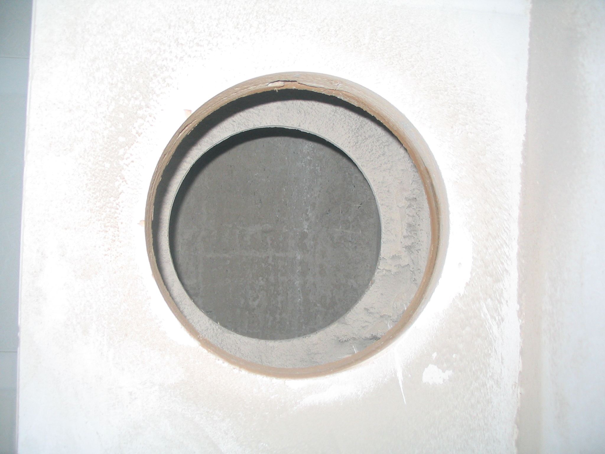 已经钻好的烟道孔.