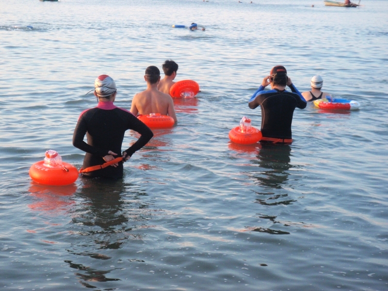 10]北部湾冬泳俱乐部在海滨公园海滩发放跟屁虫给会员-游泳天地-北海