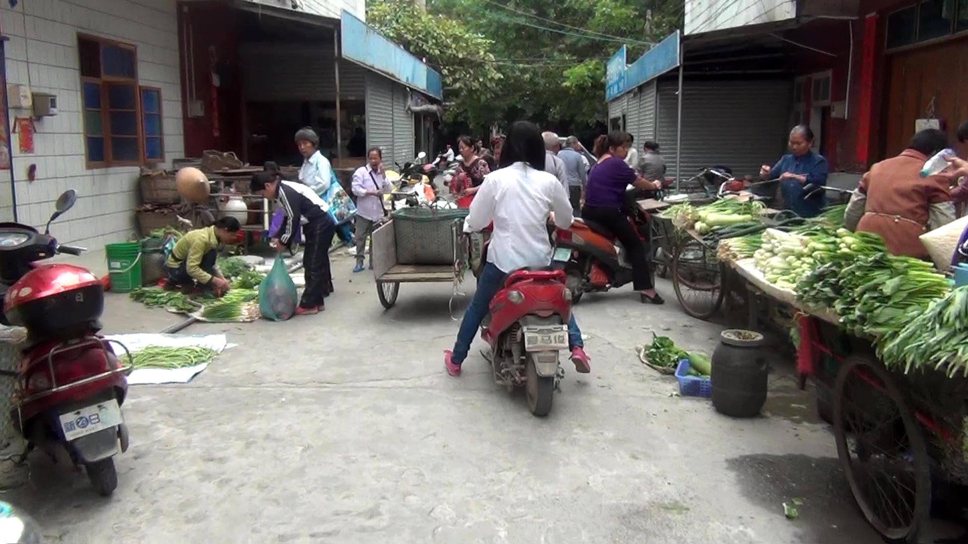 我家的门口成了马路菜市场了到底有没有人管管图