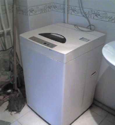 一个新飞冰箱,一个荣事达洗衣机,八成新,500元.