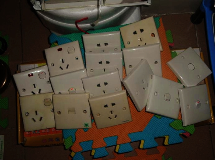 这些都是清理好的旧插座面板,到时后整理一下,黄一点的装到厨房,白一