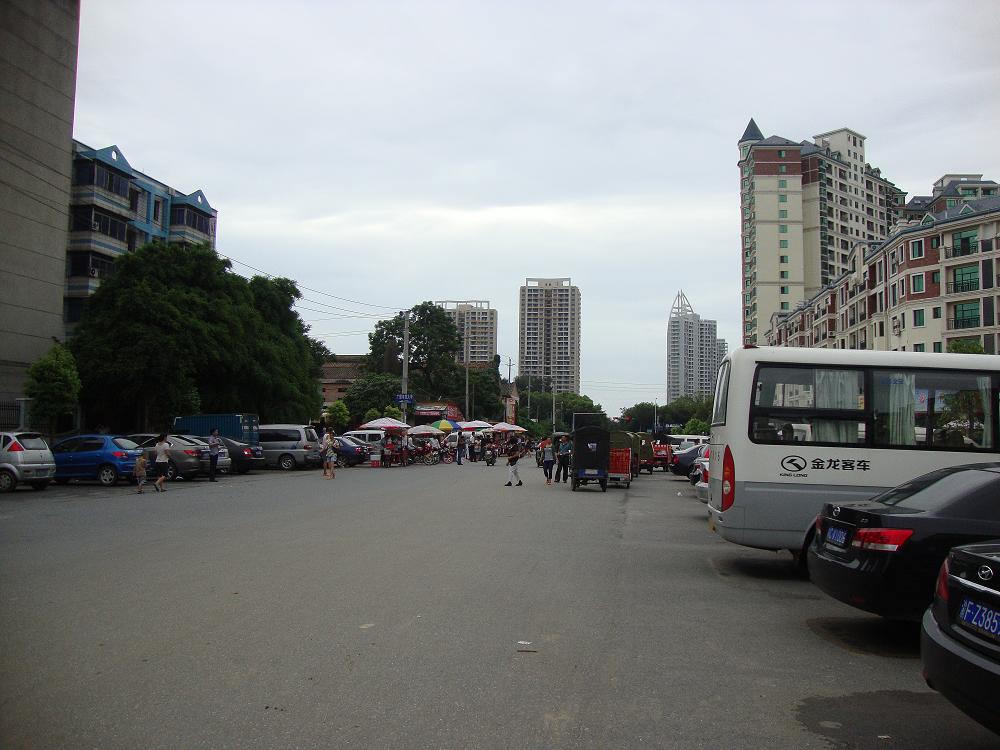 下过几天雨后的上海路,一片泽国!强烈建议修通此路!