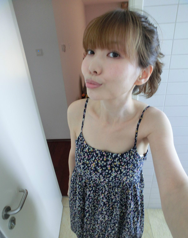 大龄女孩纸七七 自拍神器 晒卫生间里的长裙