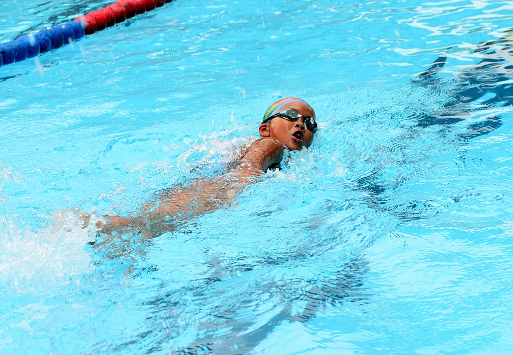 少儿游泳比赛男子图片