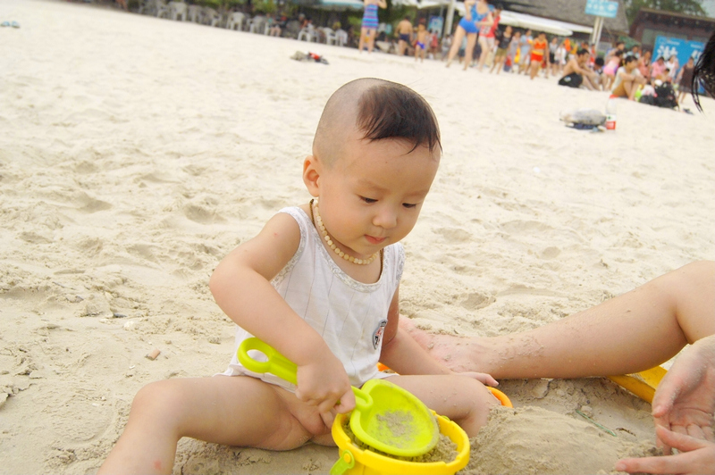 沙,在童年地时光里,占着很重要的一部分 后续还会有轩轩的裸泳照哦!