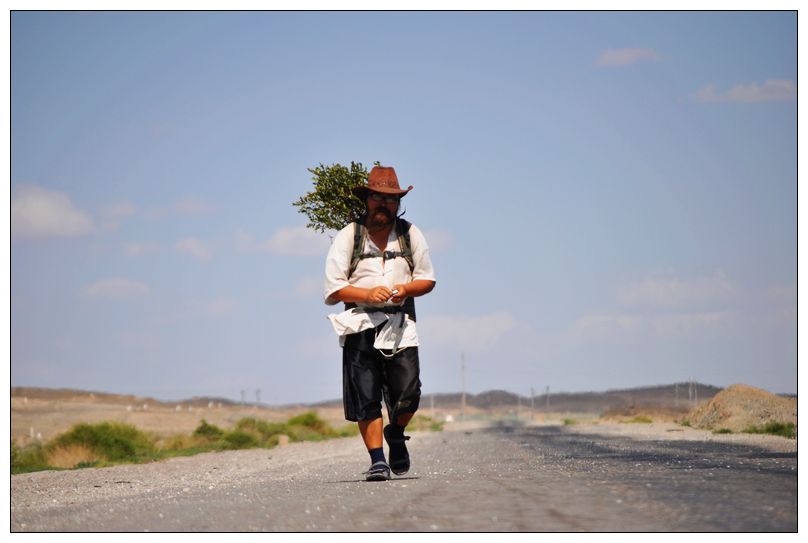 我的摩托之旅经历:友人萨子背着一棵小树徒步走新疆