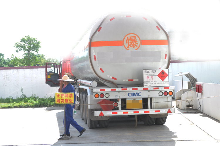 油过来的油罐车,因我们要检测油品是否有水一直停靠在旁边,无法加油)