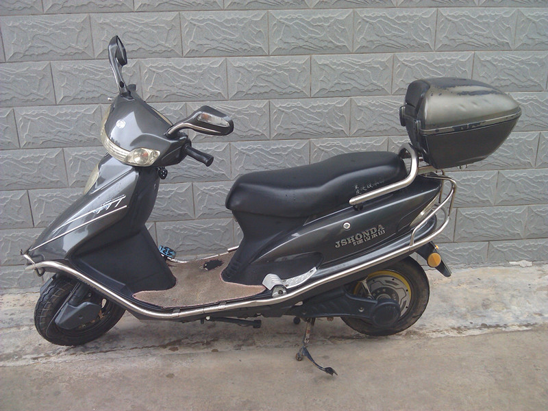 买一台8成新建设本田大公主电动车送头盔雨衣及防盗锁,2000元,可以