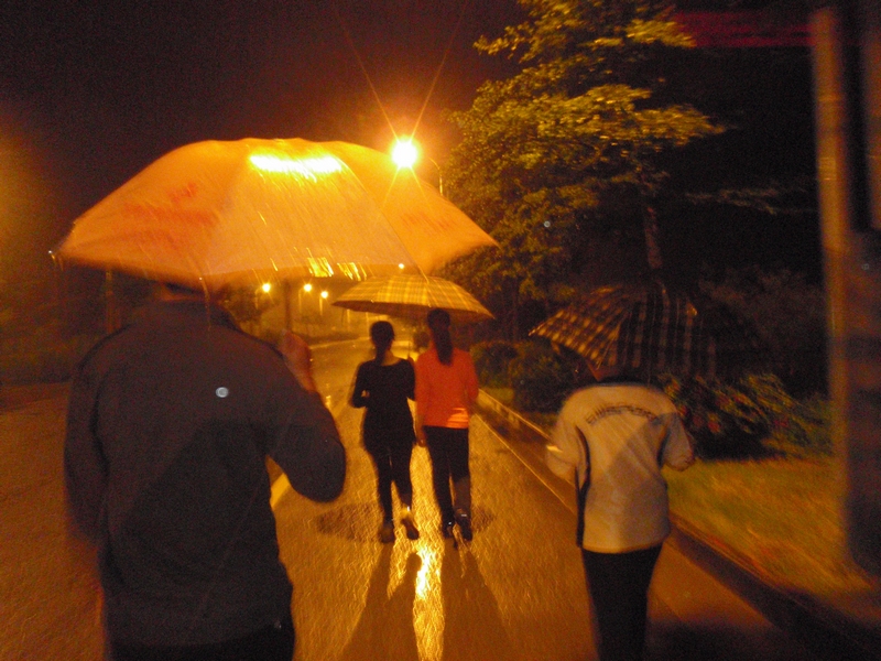 1220晚雨天撑伞健步行走海景大道
