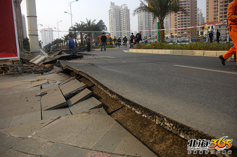 森海豪庭物业办公室门前的道路没有炸开,但是被爆炸波及,路面上拱