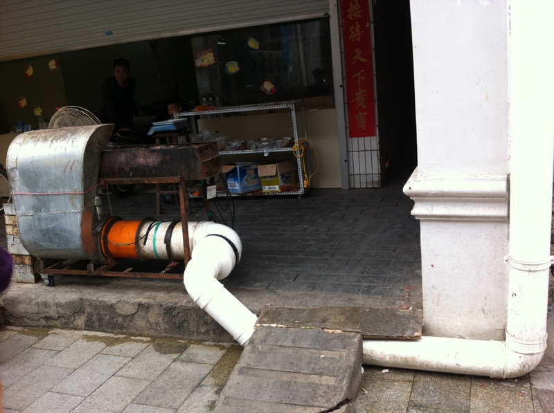 赞一下老街这家烧烤店,花两千块钱做15米长的排烟管道