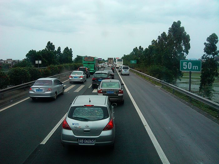 今天在高速路上看见10几辆车追尾,清明期间车流量大,开车要注意哦!