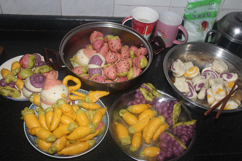 宝贝的"水果"大餐,五彩面粉搓成各种漂亮可爱的造型