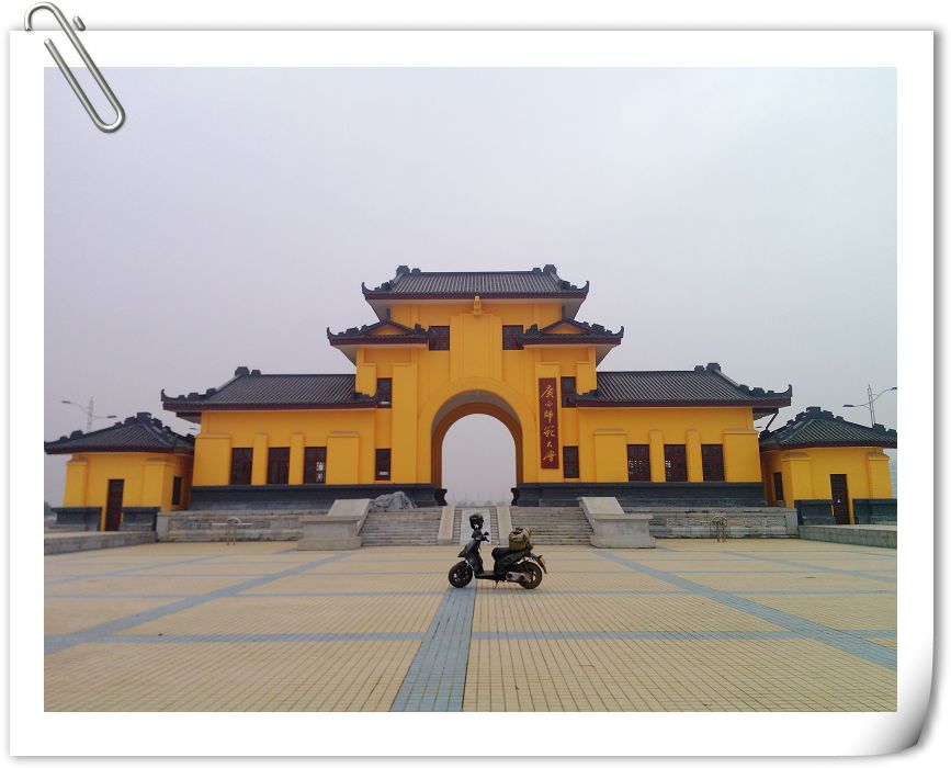 路过雁山,女儿希望日后能进入桂林这所学府,老妈我专程去拍了几张照片