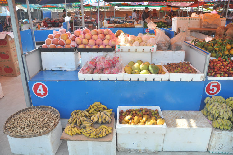 广东南路流动摊点被聚成"新家",部分摊贩嫌摊位费贵生意不好不干了-北