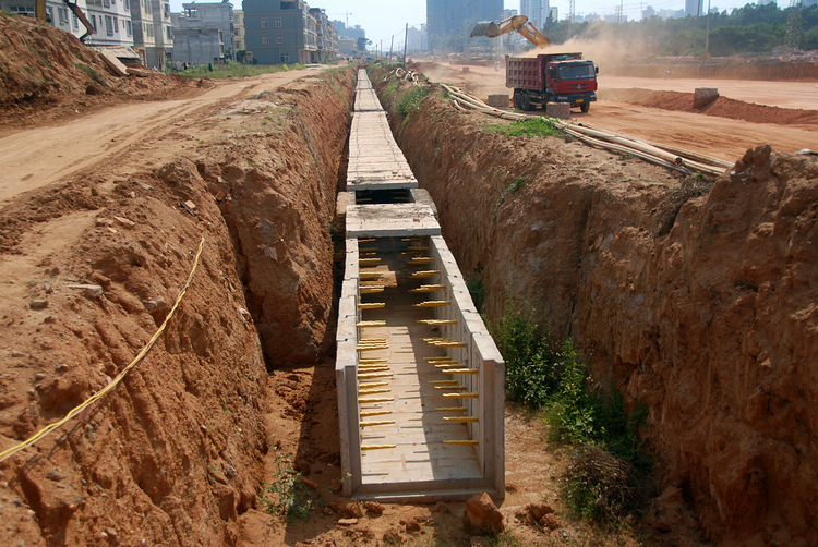 地下管沟从远处延伸到上海路段就没了,后面往铁山港