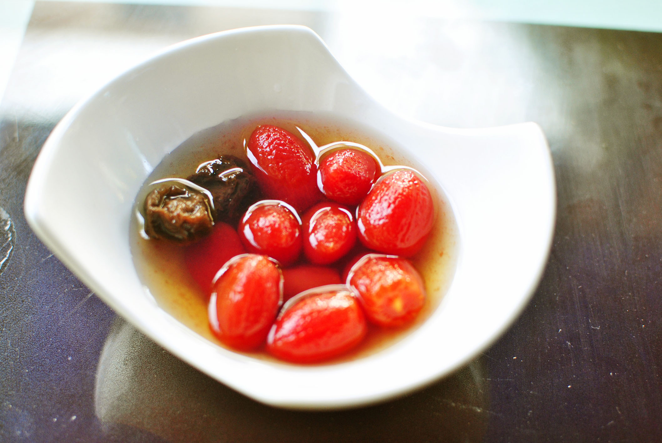 用咸咸酸酸的话梅泡出的圣女果,酸甜爽口,冰鲜怡人,夏天消暑,冬日开胃