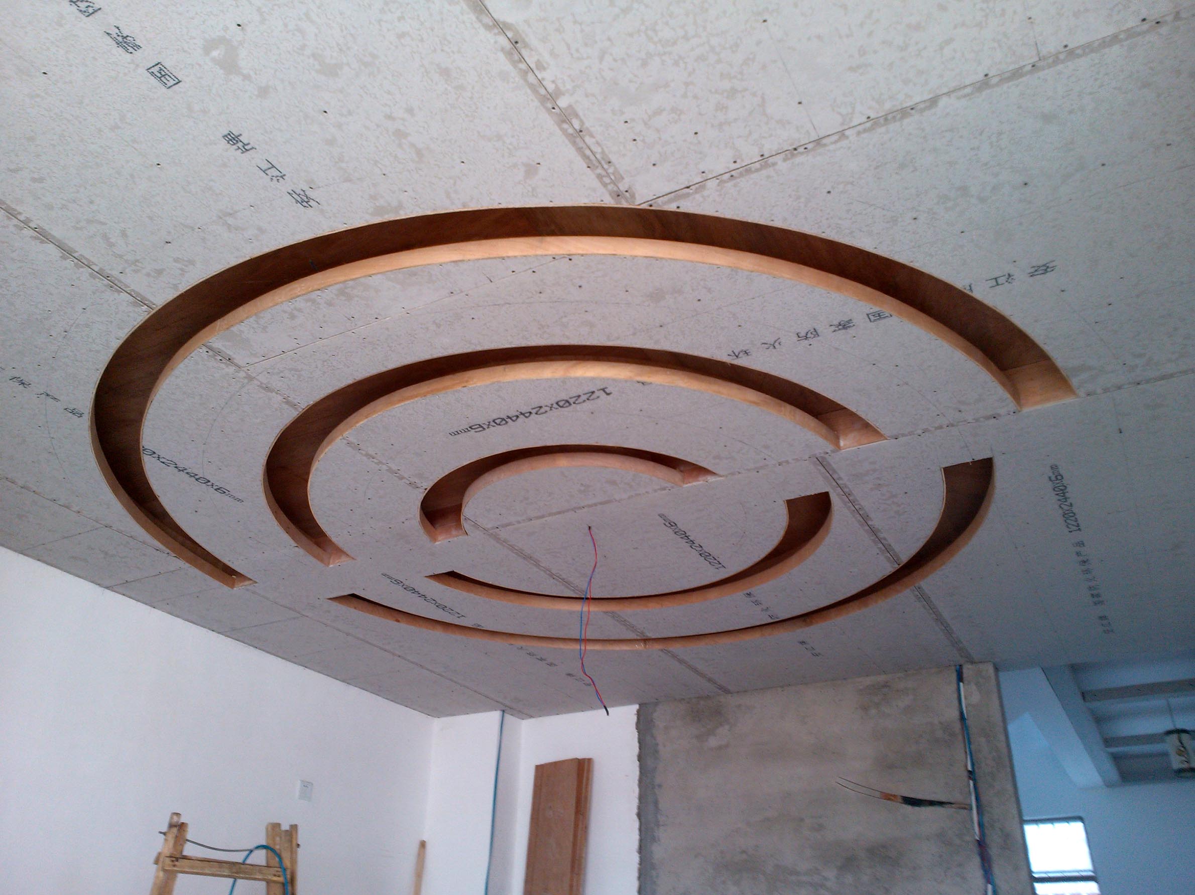 银滩新村今天木工进场开始做吊顶了,看起来好复杂啊!持续更新有图