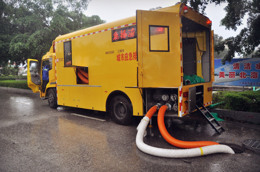 全国仅有7辆的城市排涝工程车首次在北海亮相,今天在北海大道进行抽水