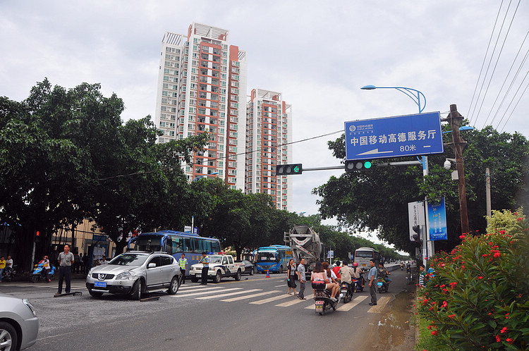 雨天路滑高德路口发生三车连环车祸网友补充图片