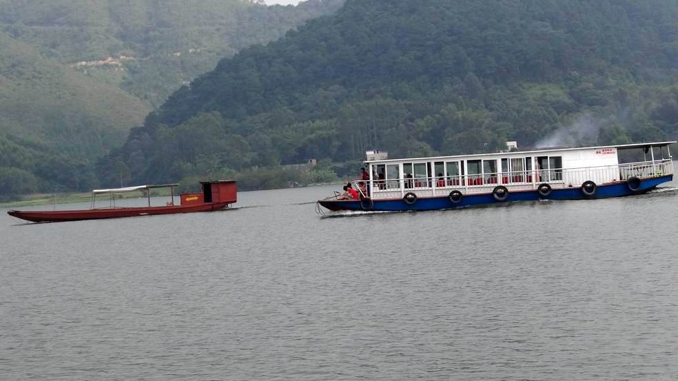 合浦县南流江漂游俱乐部举行畅游旺盛江水库,游览六湖垌山水,参观