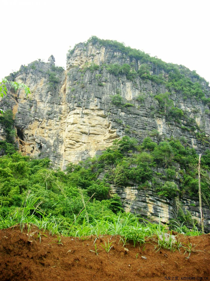 斑驳的石山,不知怎么的我总是怀疑这就是孙猴子就是从这里蹦出来的.