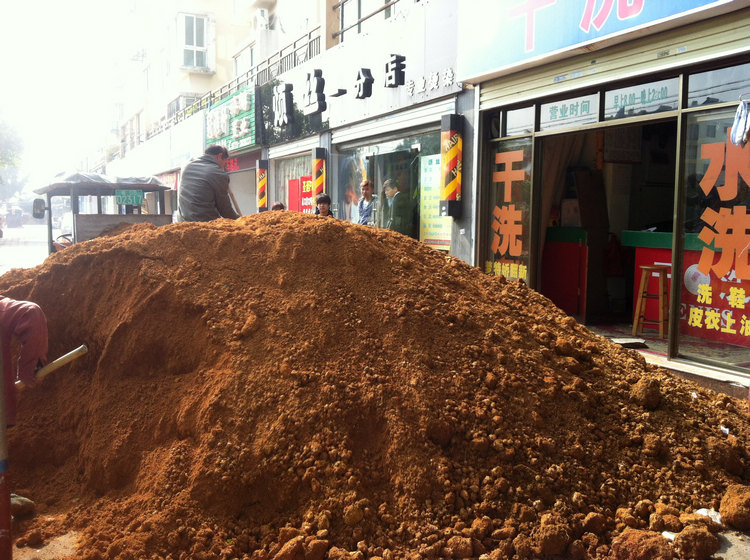 趁别人开业的时候拿一大车黄泥堵门,这下手也太狠了吧