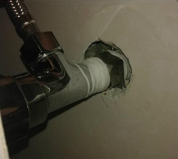 家里浴室柜热水管角阀渗水难道是脱丝了这种错误太低级了吧