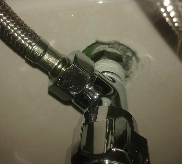 家里浴室柜热水管角阀渗水难道是脱丝了这种错误太低级了吧