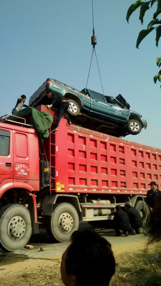 营盘镇一马担车超车撞上对面迎来的皮卡车,造成皮卡车上一家三口都死