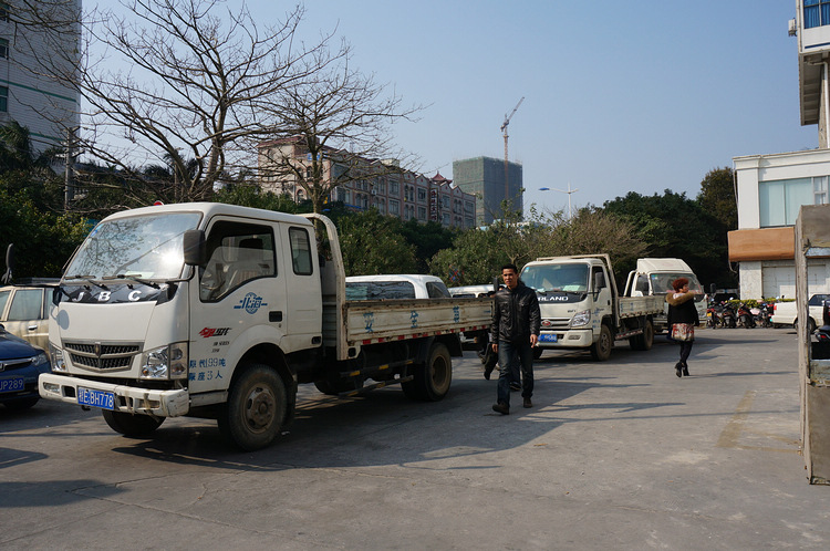 今天交警開幾輛大卡車在大潤發抓三輪,不少三輪車的頂棚沒了(圖)