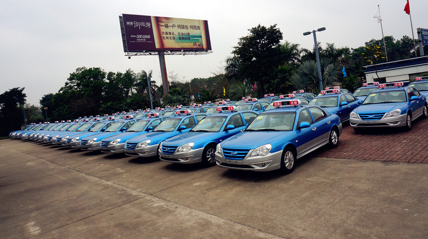 探秘北海汽车城停放的新出租车将使用txn11的税控计价器打表收费