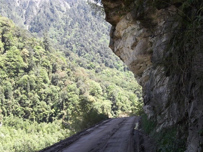 这是通麦天险最著名的老虎嘴,不过现在好多了.
