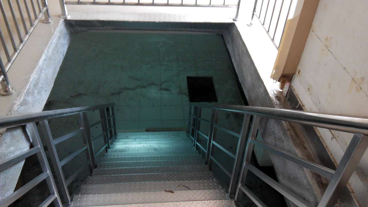 通往地下展示厅的楼道