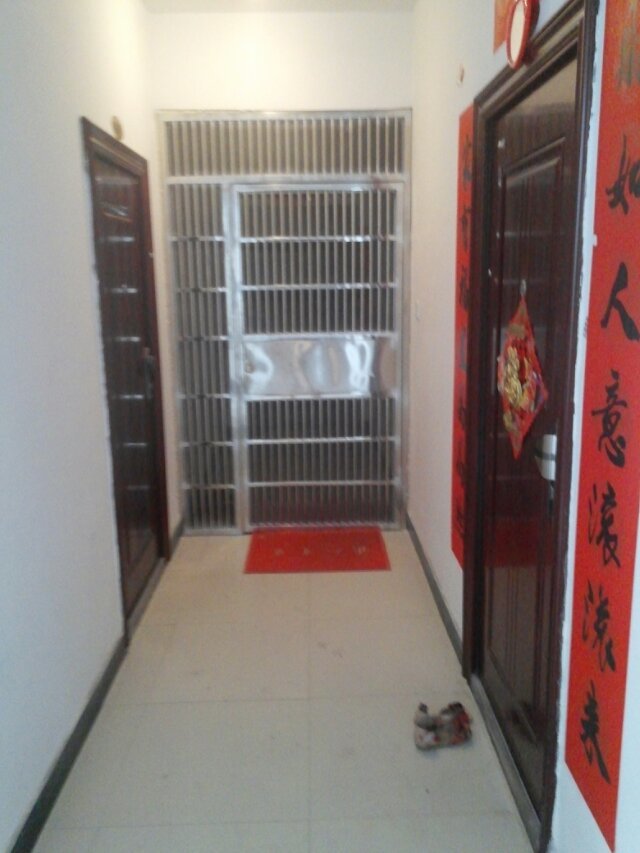 想问问楼道里自设铁门,有没有人管管?这样违法吗?