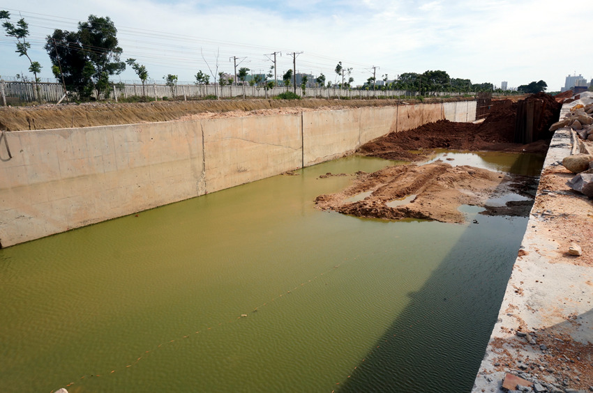 探秘:建設中的北海鐵路北排水明渠和龍潭公路排水溝渠