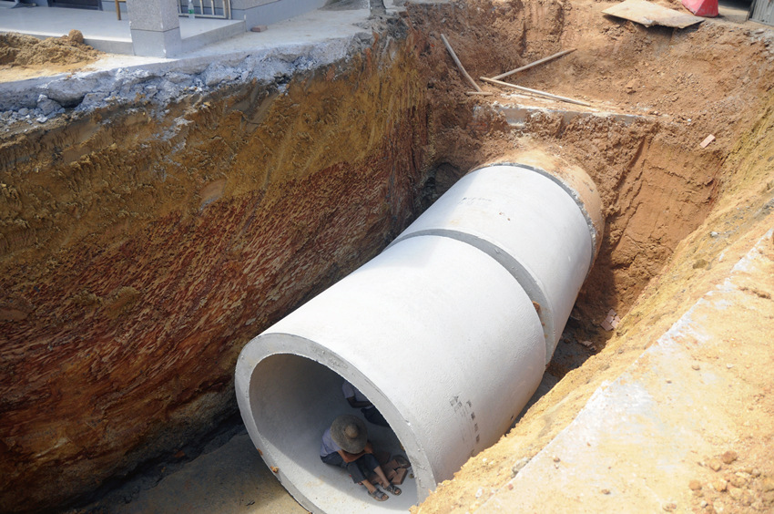 城市内涝工程抢工,西藏路七中路口和西南大道东盟城正安装新排水管道