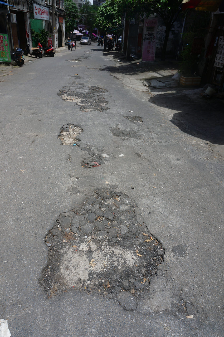 周末暴雨冲刷文明路路面竟然留下破损的坑洞10多处是质量问题吗