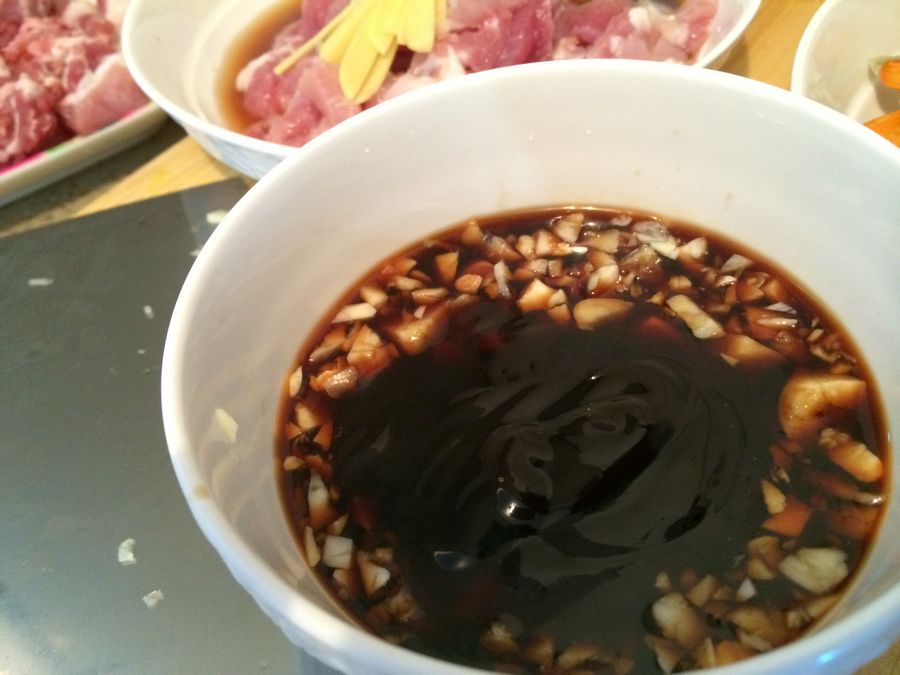 酱料也简单,酱油耗油蒜蓉,其他的口味根据自己喜好加吧.