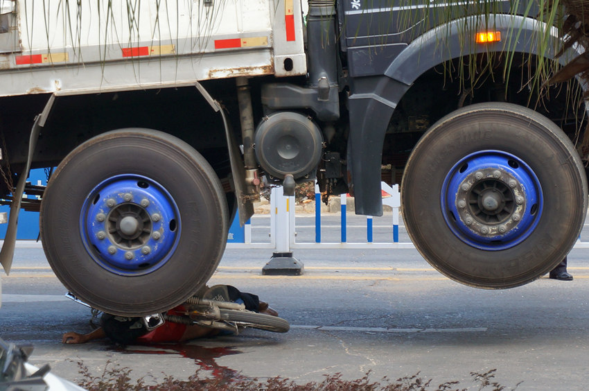 今早北部湾西路,一名身穿红衣男子被大货车从身上碾过,当场死亡