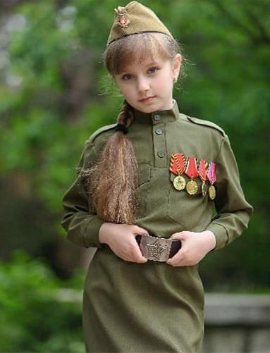 俄罗斯长腿小萝莉扮成苏军玩军装秀