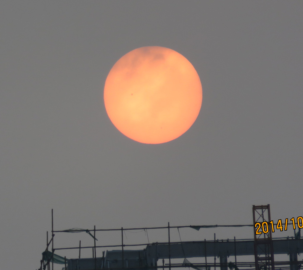 失去光芒的太阳像月亮一样温柔,北海已进入雾霾季
