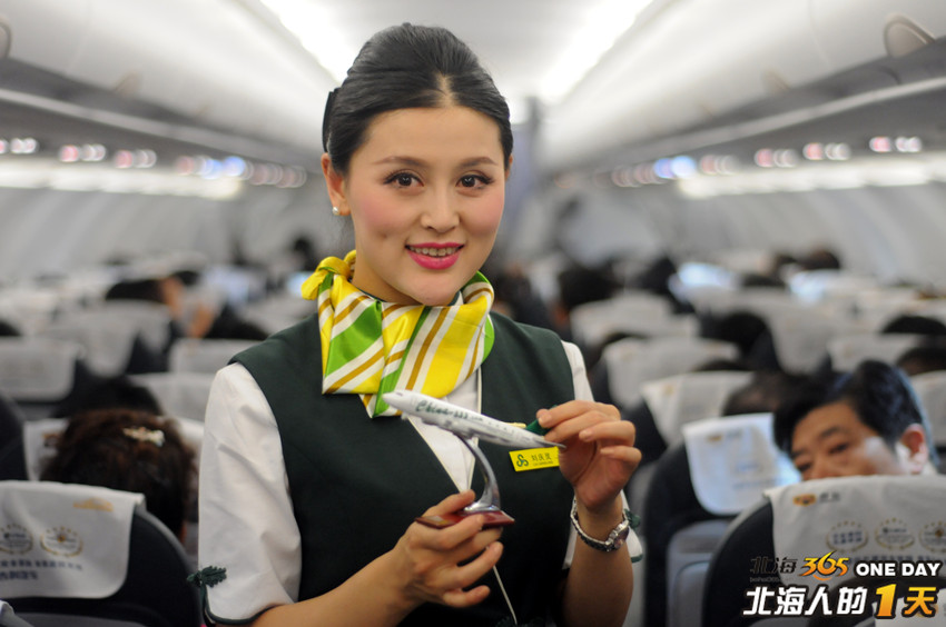 销售的产品中,最有特色的就是庆灵手里拿着的这台空客a320客机模型.